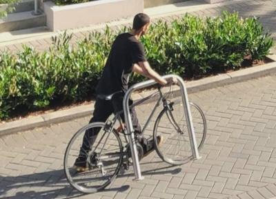 سارقی در ونکوور دوچرخه و میله ای که به آن قفل شده بود را با هم برد!