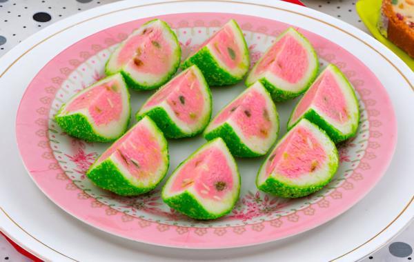 طرز تهیه شکلات هندوانه ویژه شب یلدا طرز تهیه شکلات هندوانه ویژه شب یلدا