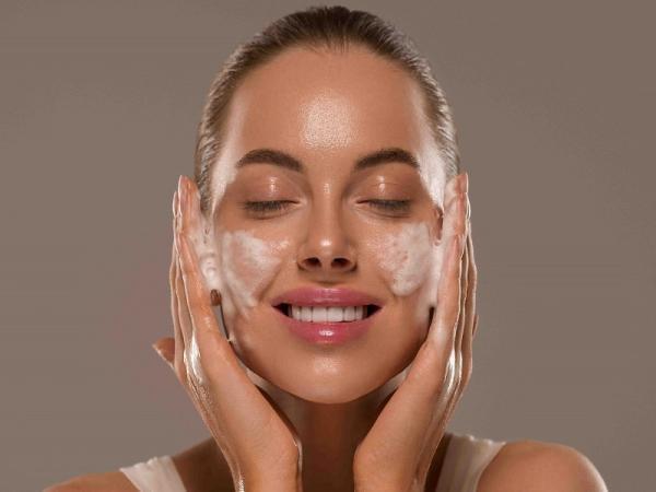 32 نکته راهنمای خرید شوینده صورت انواع پوست
