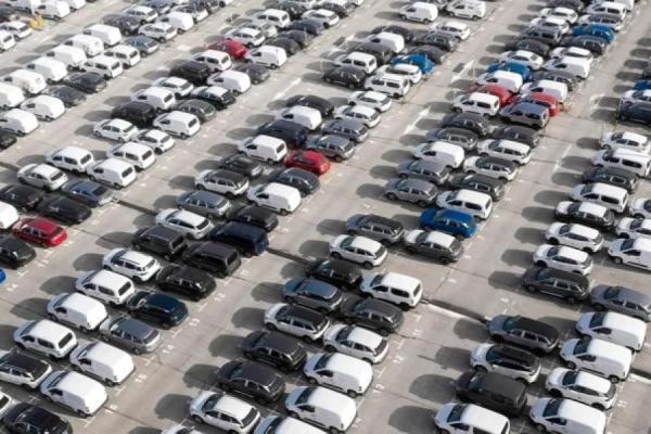 رئیس صنف نمایشگاه داران خودرو: بازار خودرو حباب دارد